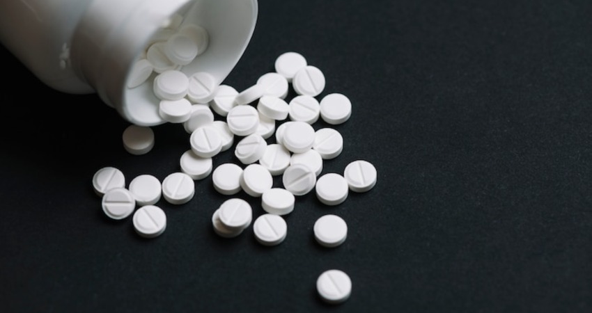 قرص کلسیم را شب بخوریم یا روز؟ بهترین زمان مصرف از نظر پزشکان 2 قرص کلسیم